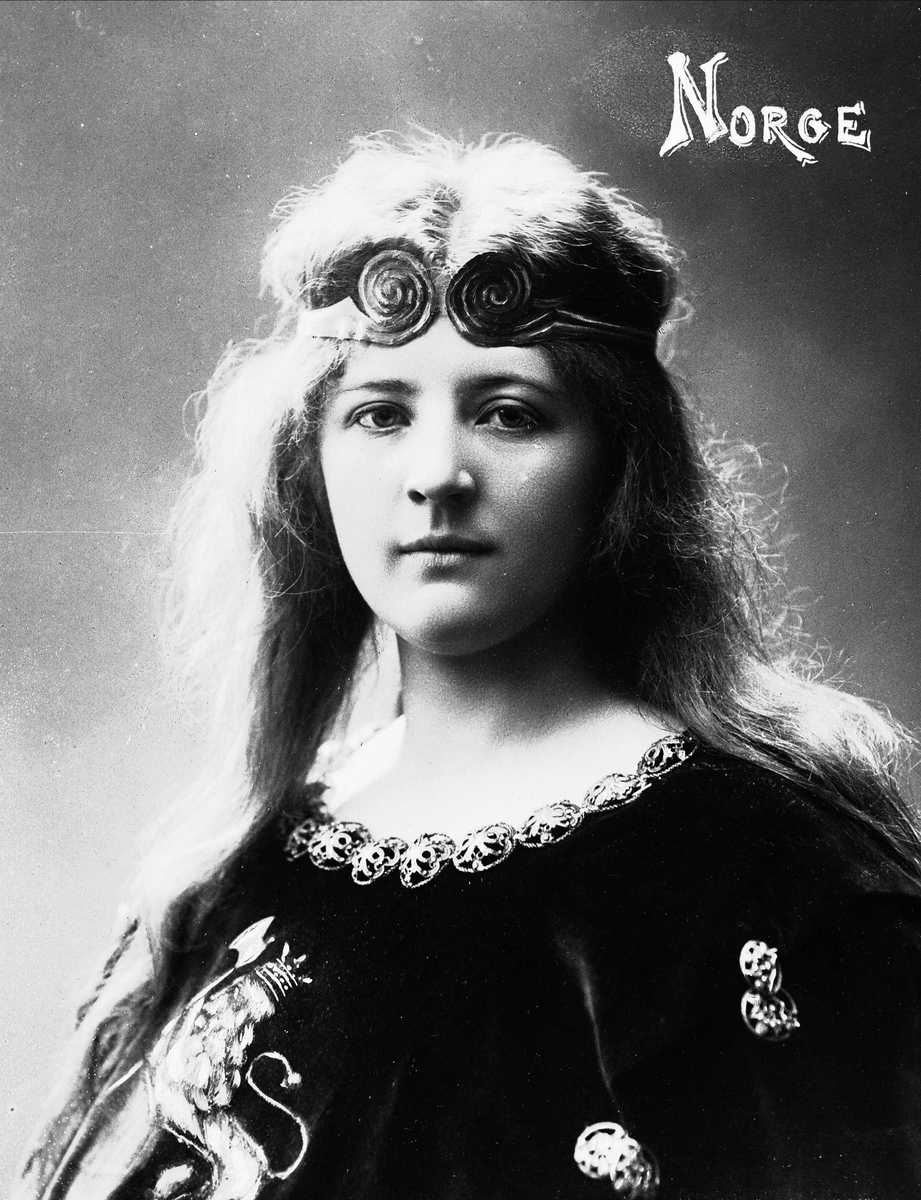 Solveig Lund, Brystportrett av kvinne i drakt med riksvåpen og hårsmykke.