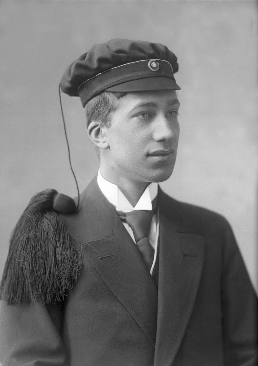Gustav Borgen, Portrett, mann med studentlue. Engebrett Hougen.