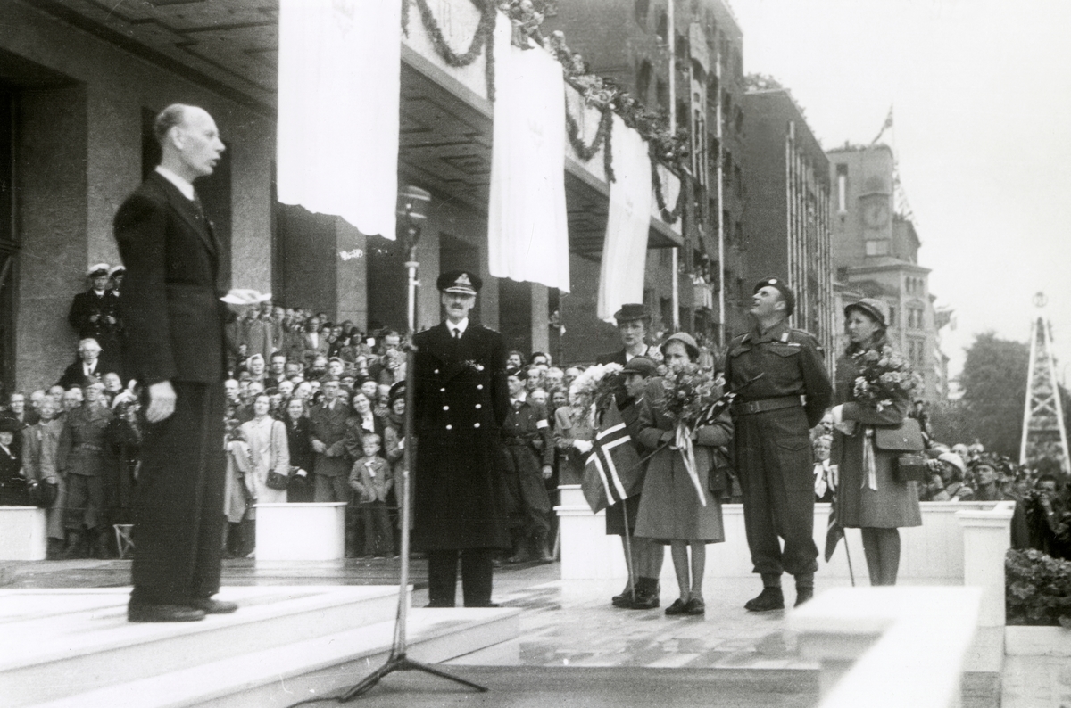 Anders Beer Wilse, Fra Oslo 7. juni 1945. Kongen kommer tilbake.Kongefamilien samlet foran Rådhuset.Einar Gerhardsen holder tale.