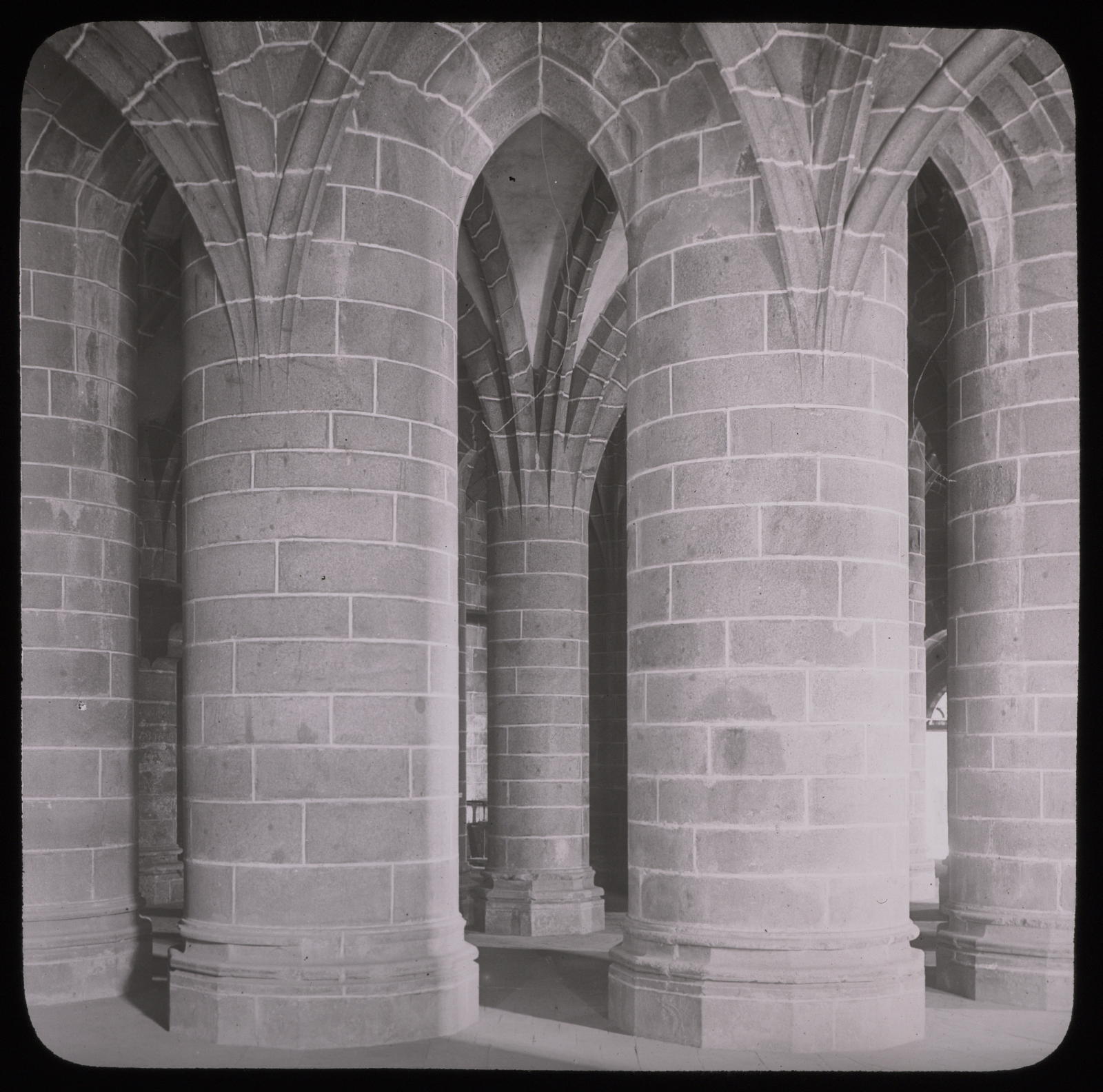 Desconegut, Le Mont Saint Michel. La crypte des gros piliers. Photo Louvre