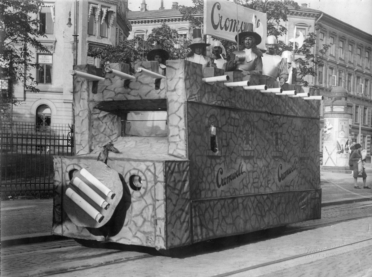 Narve Skarpmoen, Kjøretøy fra et reklameopptog høsten 1926 med flere menn utkledde til riddere. Reklame for Cromwell sigaretter.