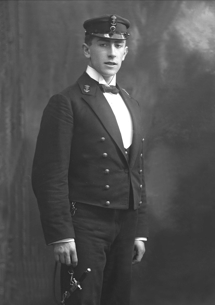Gustav Borgen, Portrett, mann i kadettuniform fra sjøkrigsskolen.