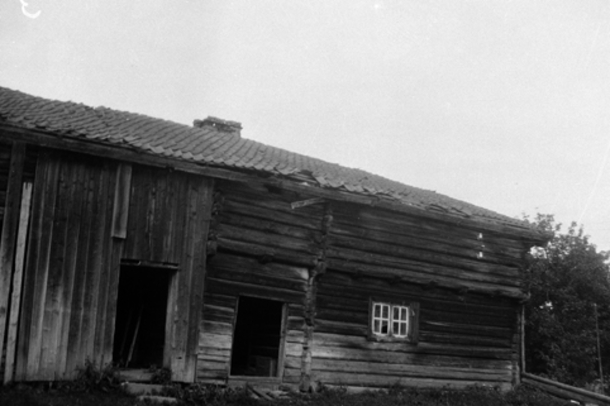 Toralv Bleken-Nilssen, ØVERGÅRD. STANGE. UTHUS. STALL. EKSTR.