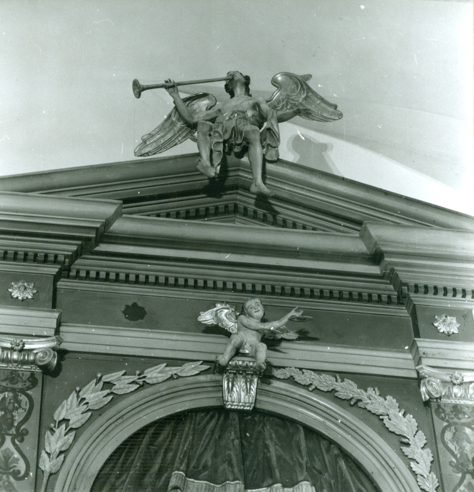 Nino Vranić, Varaždin (Varaždin) - Kapucinska crkva - Pogled na dekoraciju prospekta- skulpture anđela