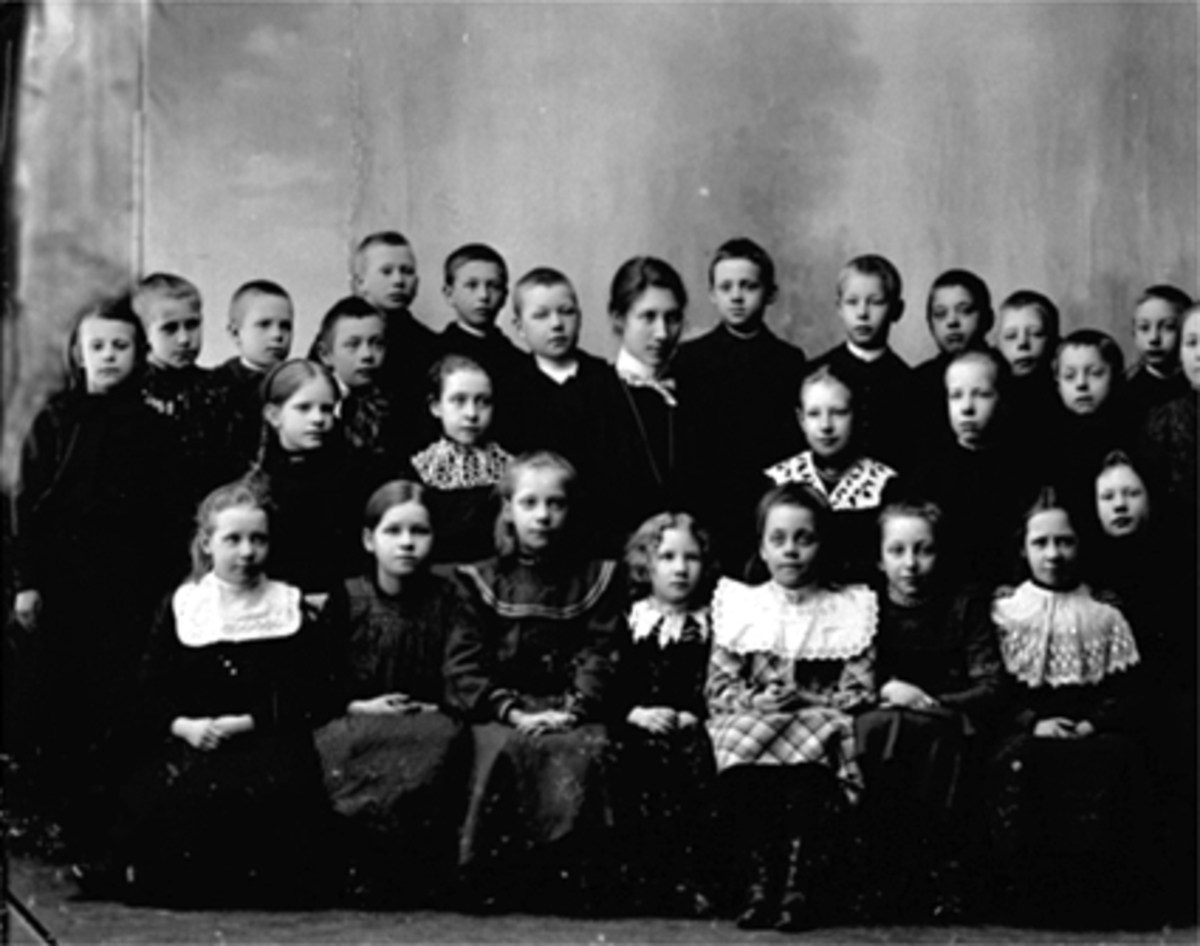 Anno Domkirkeodden, KLASSEBILDE, 3 KLASSE, HAMAR FOLKESKOLE, MIDTBYEN SKOLE, LÆRER OLINE HOLTMOEN.
