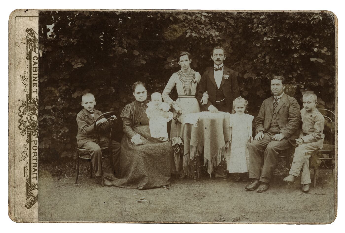 Nežinomas XIX a. II pusės fotografas, Nežinomos šeimos grupinis portretas