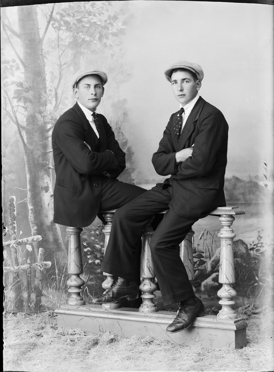 Skötsner-Edhlund, Ateljé Portrait - Gustaf Larsson and Wilhelm Larsson from Johannisfors, Forsmark parish, Uppland 1921
