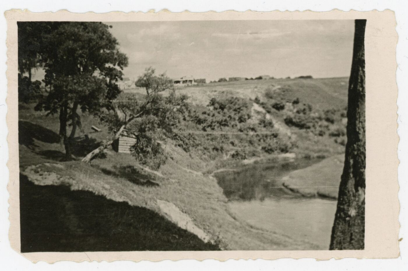 Nežinomas fotografas, Tolumoje matosi pradėta statyti Kelmės ligoninė