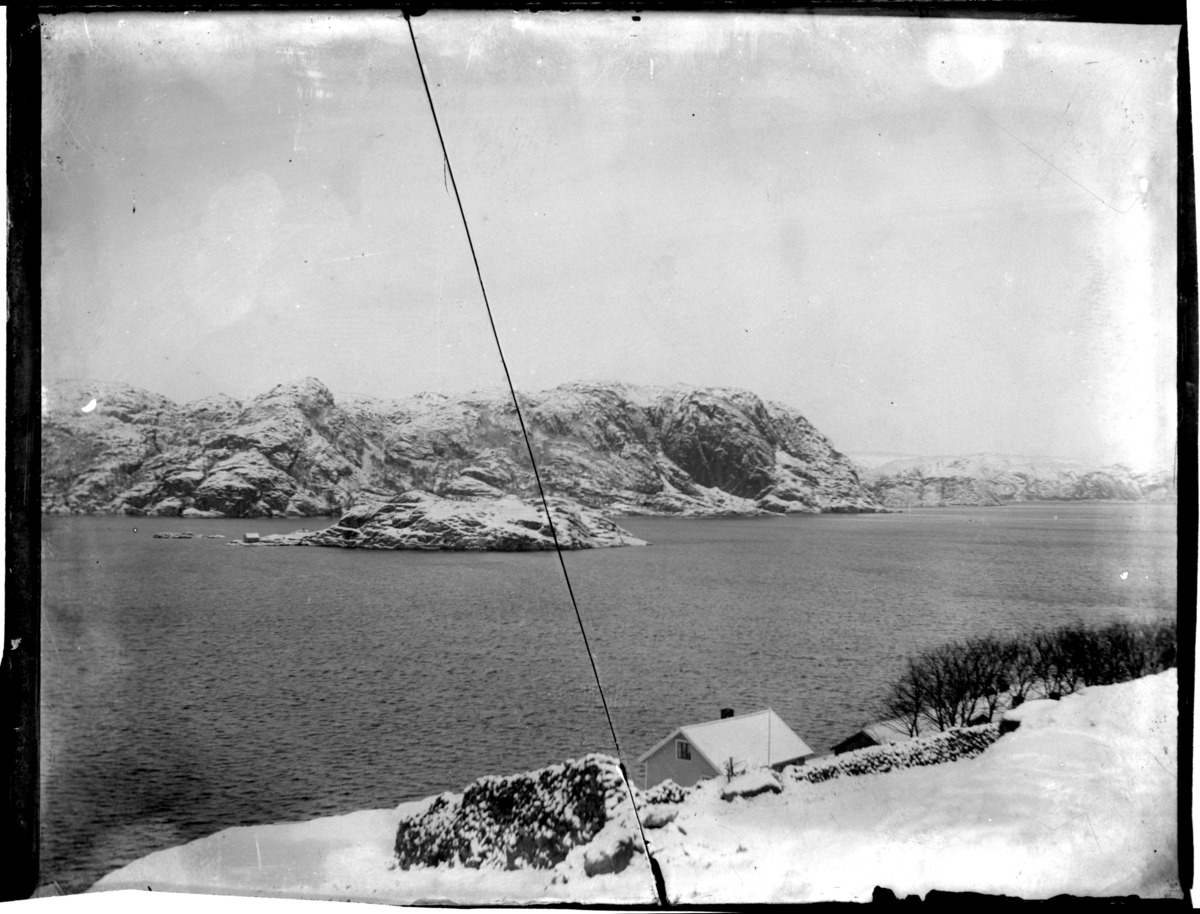 Rolf Sr. Sundt, Utsikt mot et snøkledd Kilsholmen og Knyggen. Fotografert 1903.