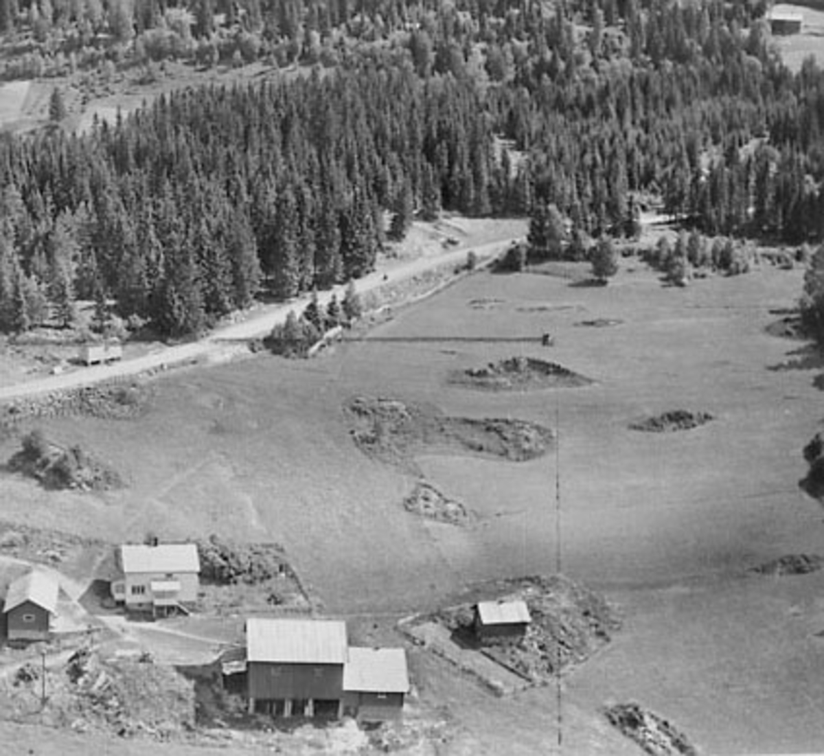 Widerøes Flyveselskap A/S, MOSTUE (MORSTU) ØDEGÅRDEN, STRANDLYKKJA, FLYFOTO
