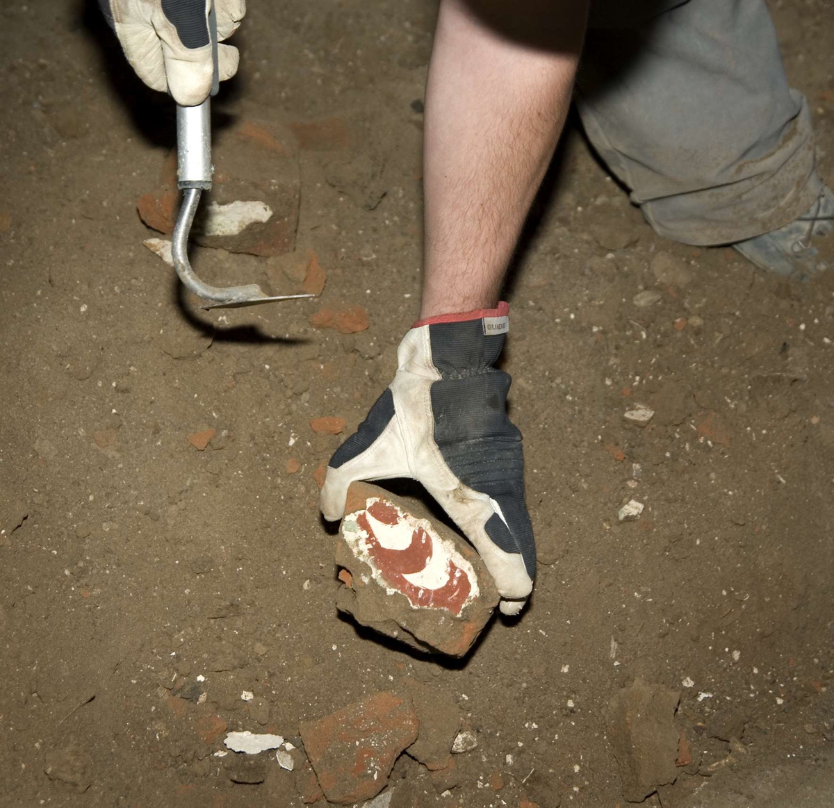 Bengt Backlund, A brick with painted racks found during excavation at Bälinge Church, Uppland 2008