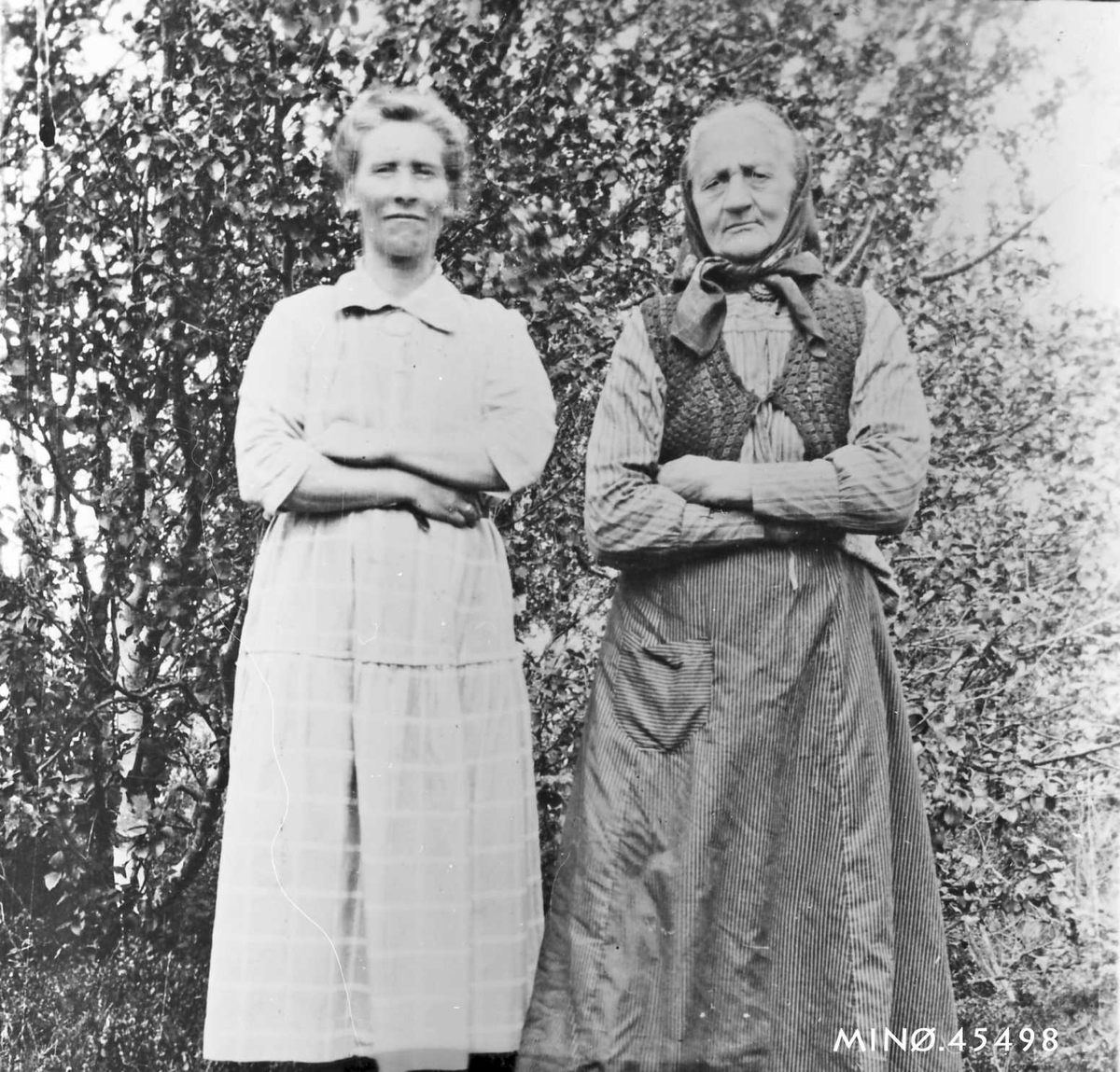 Ukjent, To kvinner. Syversplass. Anne, f. 1857, og Sigrid Mortensplass f. 1878