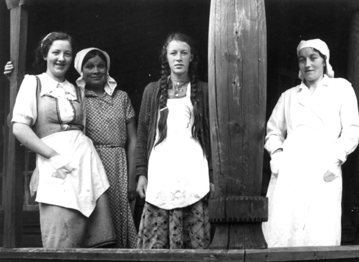 Anna Grostøl, Valle 1939. Fra Bergtun Hotell. Portrett av fire kvinner.