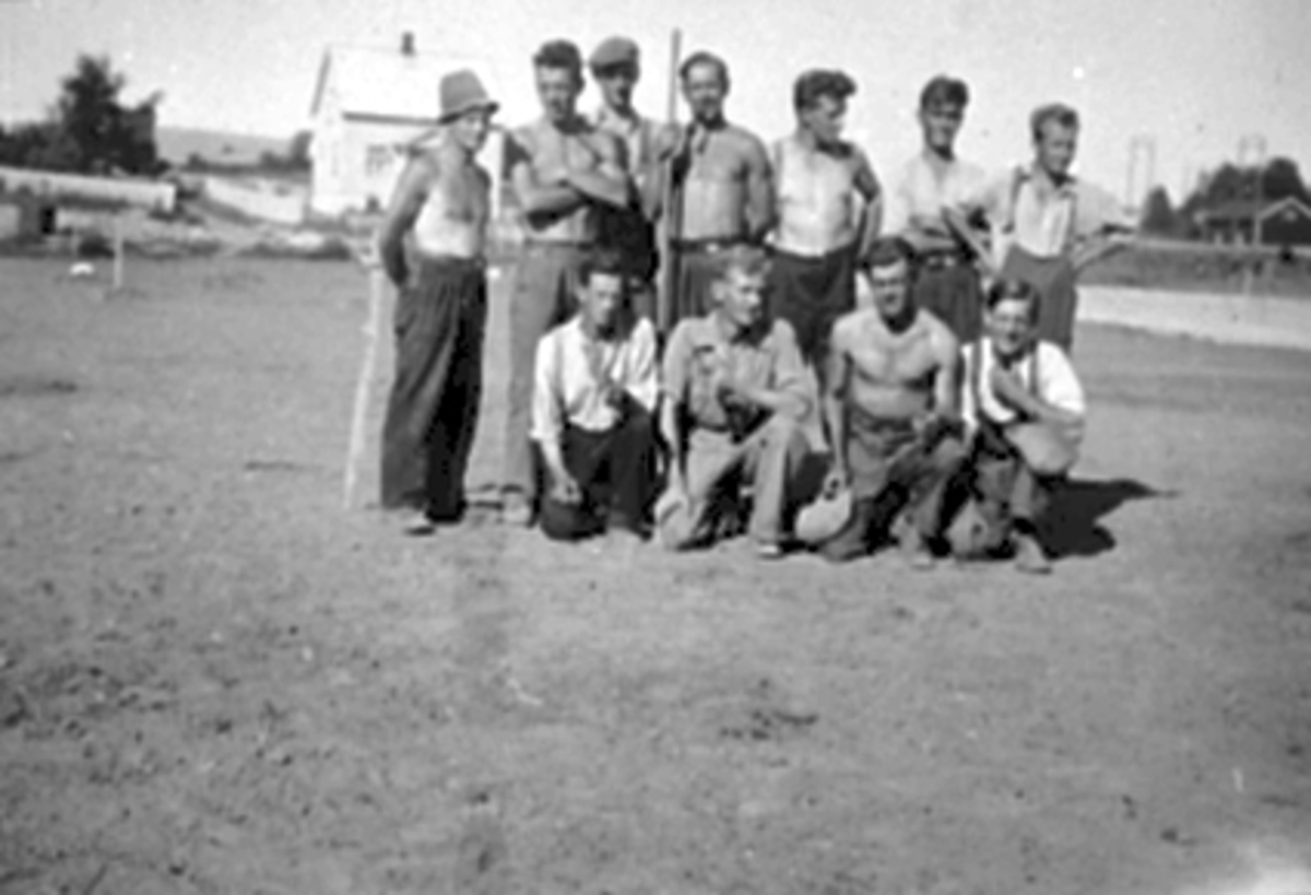 Anno Domkirkeodden, OPPARBEIDELSE AV BRISKEBY GRESSBANE, DUGNAD, HAM-KAM, GRUPPE 11 MENN FORAN FRA VENSTRE: REIDAR ELANDER, KÅRE SYNSTAD, KÅRE NYDAL OG HARALD TANGEN, BAK FRA VENSTRE: ANDERS MARTINSEN, TOR KRISTIANSEN, HJALMAR JOHANSON, GOTHARD HAGEN, HANS HANSEN OG HARRY BERG