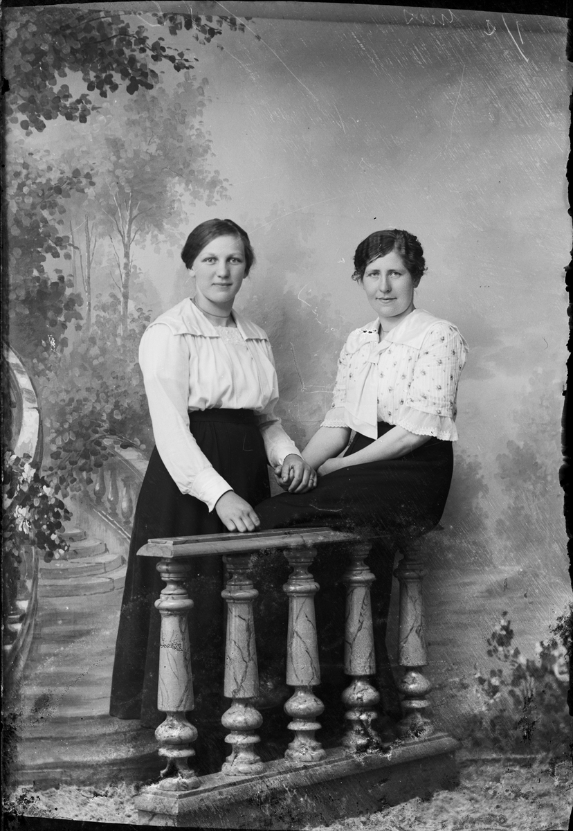 Skötsner-Edhlund, Ateljéporträtt - två kvinnor, Östhammar, Uppland