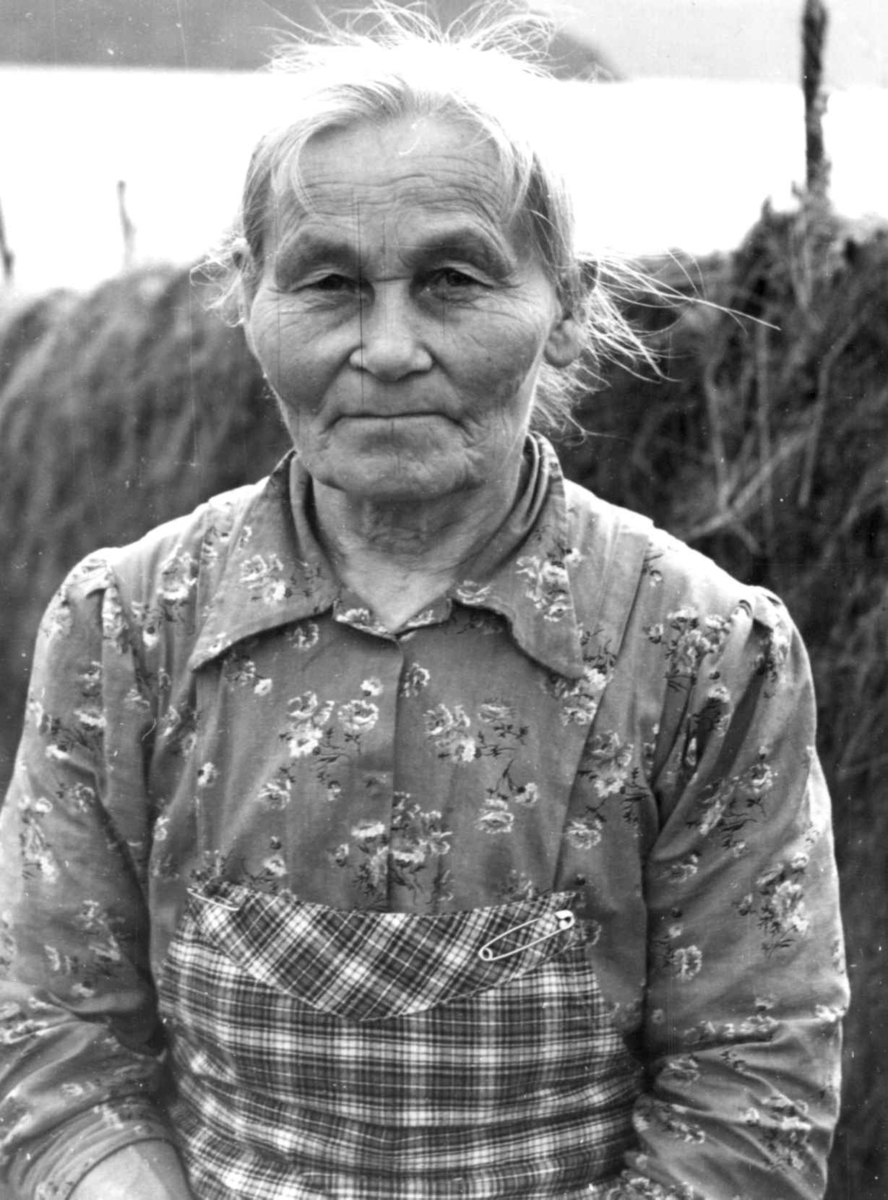 Anna Grostøl, Portrett av en samekvinne, ukjent. Olderdalen, Kåfjord, Troms 1947.