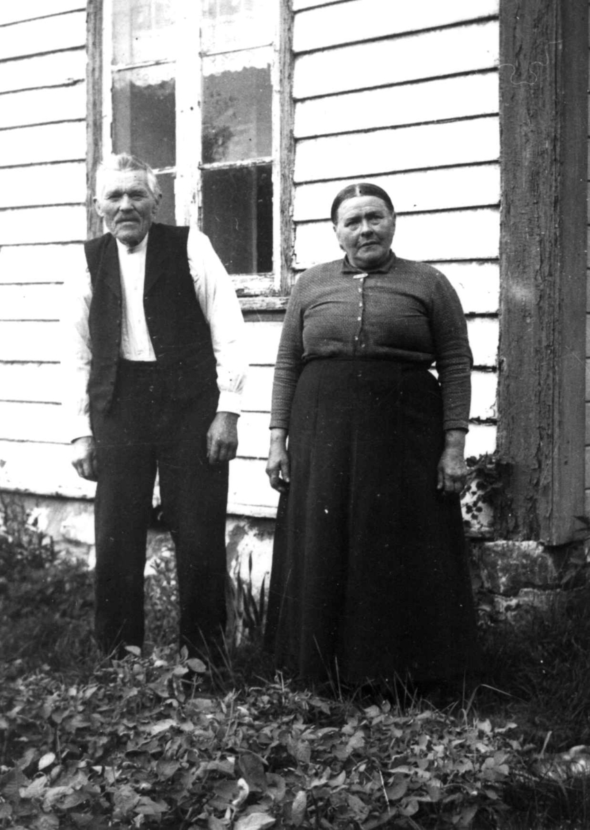 Anna Grostøl, Portrett av Olle Andreas, født 1858, og Amalia Nebdal, født 1864. Kvås i Lyngdal 1937.