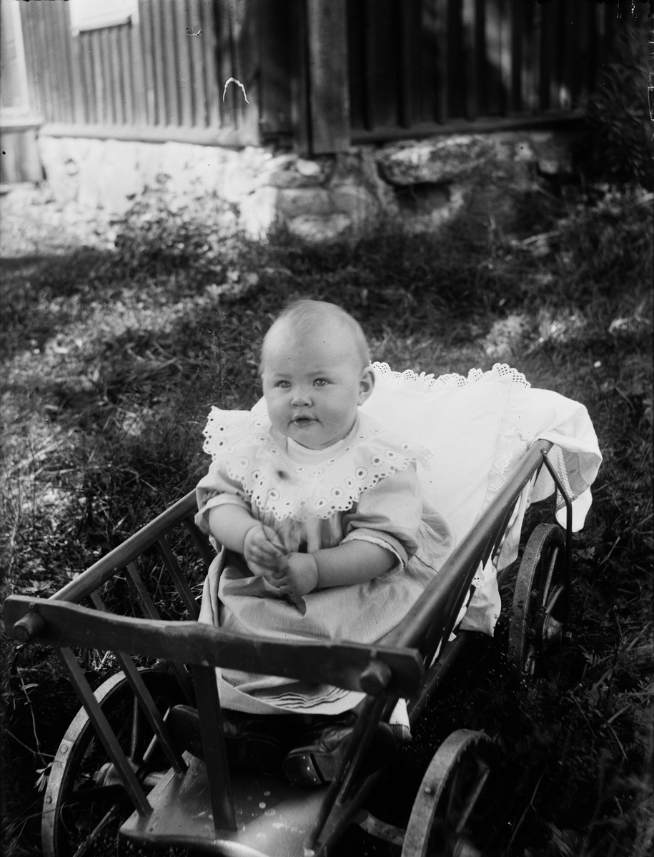 Josef Ärnström, Spädbarn i skrinda
