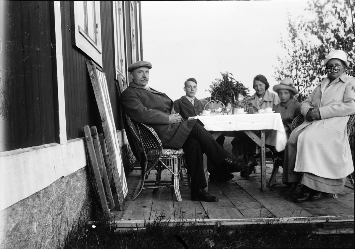 Okänd,, Coffee break out on the altan. Ruben and Christiane Liljefors with family, likely at their summer place Svensgården in Leksand, Dalarna, Sweden