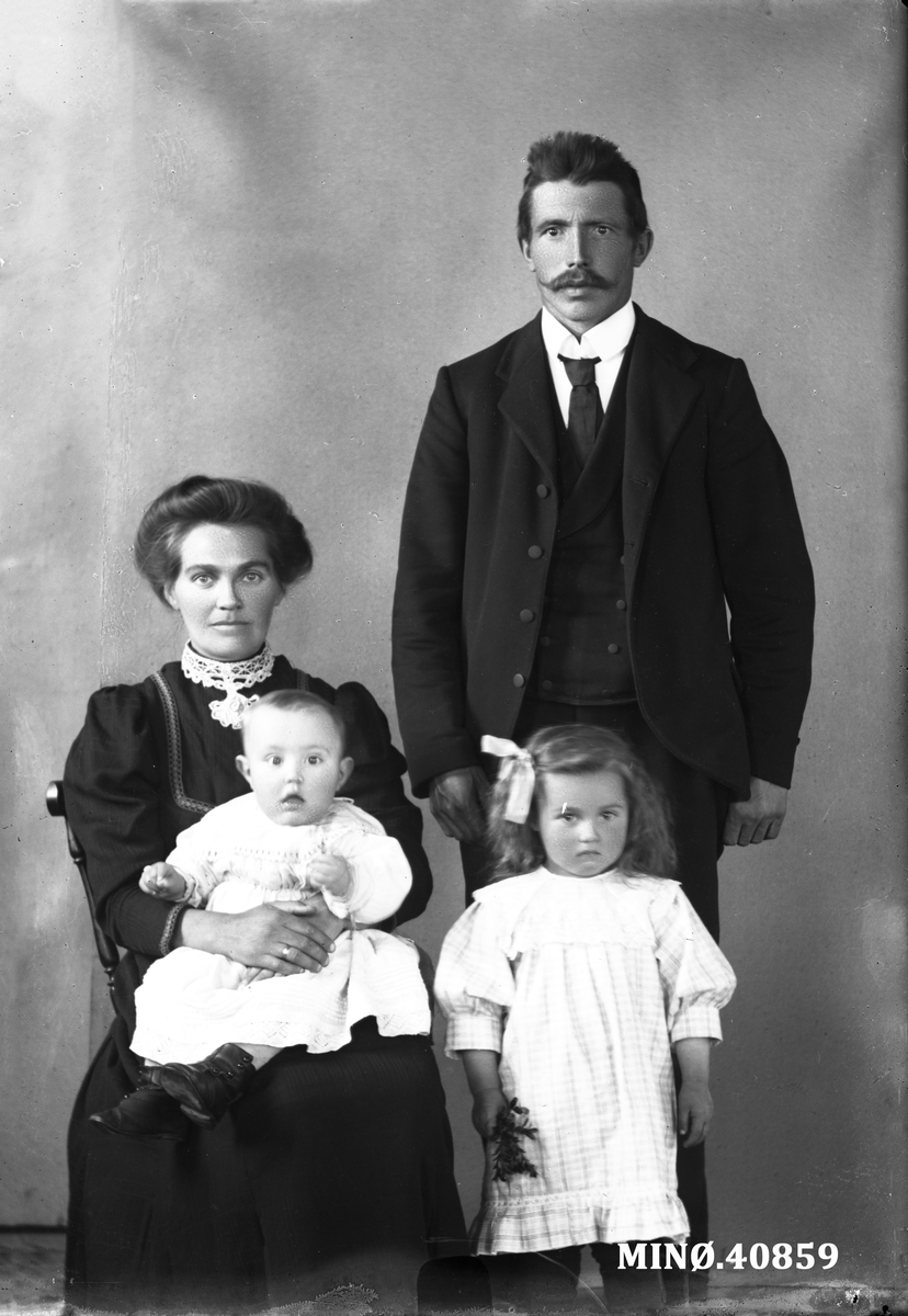 Oscar Holte, Portrett av familie. Ole Lien med familie