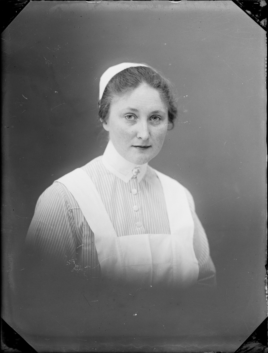 Skötsner-Edhlund, Sara Edhlund i sjukvårdsuniform, Östhammar, Uppland