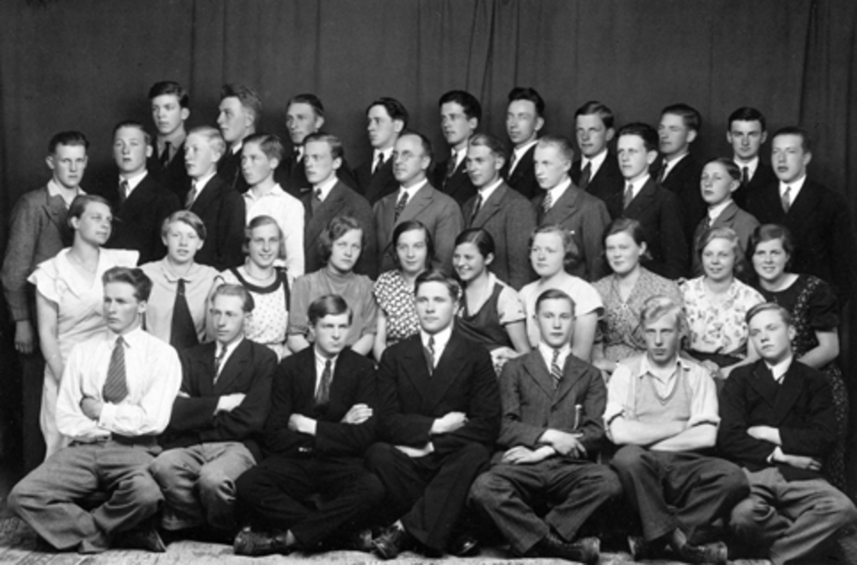 Anno Domkirkeodden, LINDERUDS HANDELSSKOLE 1932-1933. GRUPPE ELEVER OG LÆRERE. NAVN UKJENTE. EN KJENT PERSON 1 REKKE NR. 3 F. V. KAREN HOMMELSTAD, G. HELSTAD.