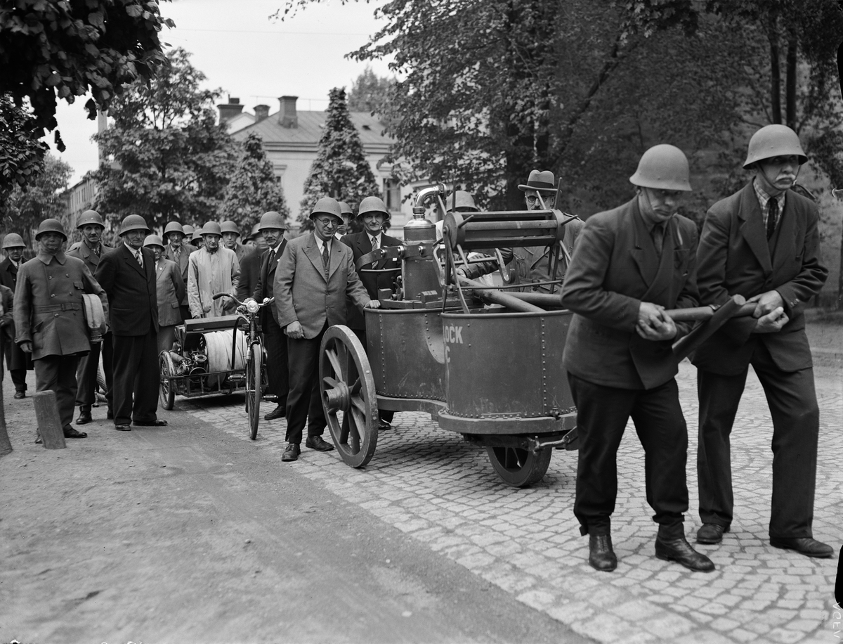 Paul Sandberg, “Fire patrols within five blocks in action” - fire exercise for air protection people, Höanäs", Kvarngärdet