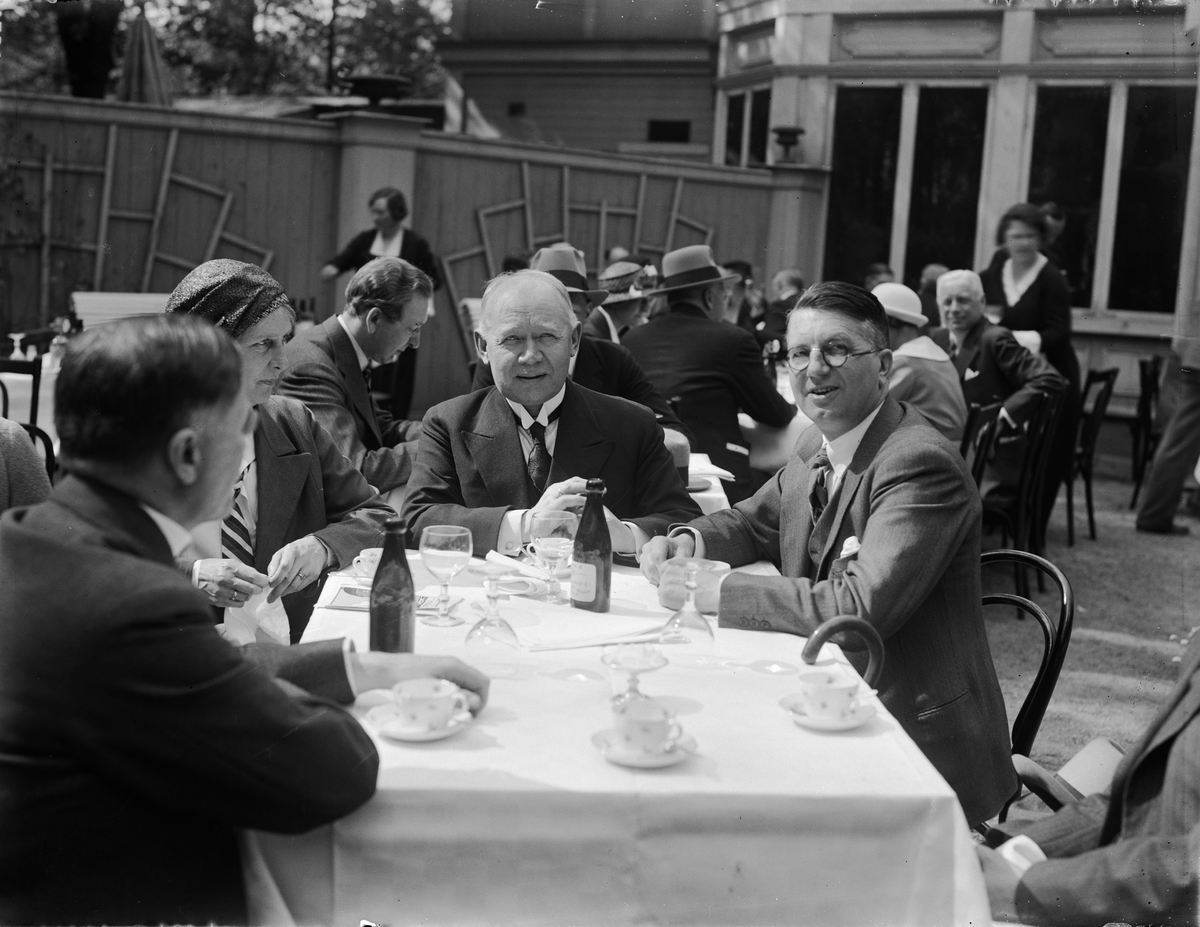 Paul Sandberg, Participants in the Nordic congress of infarce medication have lunch at the outdoor sweep at the restaurant Flustern - on the right at the table professors Olav Hanssen and Carl Sonne
