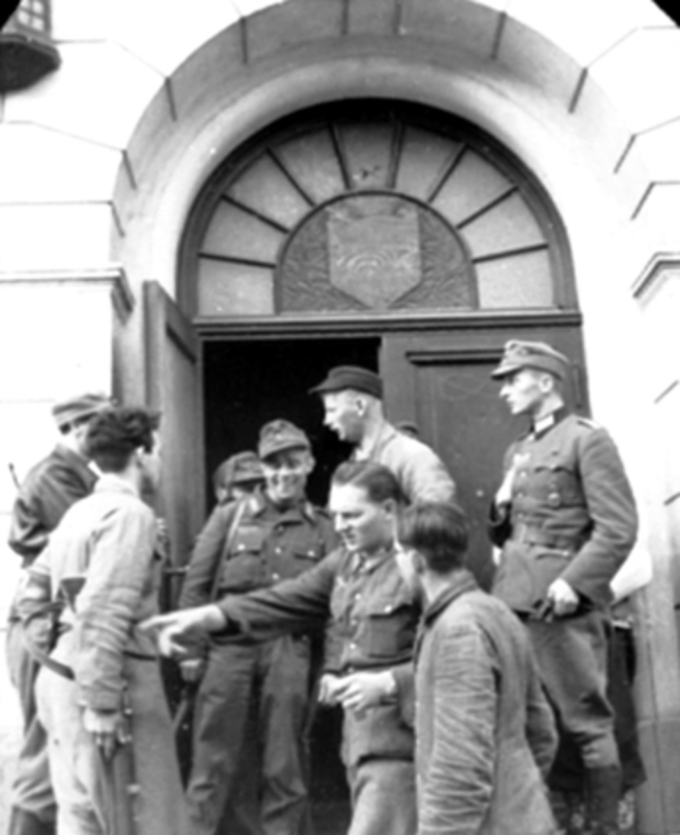 Anno Domkirkeodden, FRIMURERLOSJEN, FRIGJØRINGSDAGENE I MAIDAGENE 1945, KJELL KARLSEN DISKUTERER MED TYSKE SOLDATER. ORIGINAL HHB-10094.