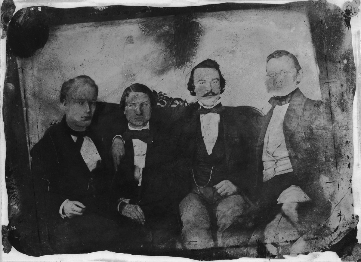 Carl Gustaf Vilhelm Carleman, Ambrotyp, fotografi, porträtt, på glas med kollodiumhinna. Bilden föreställer från höger Bokhandlare Lundström (Akademiska Bokhandeln i Uppsala), Bokförläggare W. Schultz, Uppsala samt 2 biträden hos Bonniers i "basaren" på Norrbro, Stockholm. Fotografiet taget före 1858.