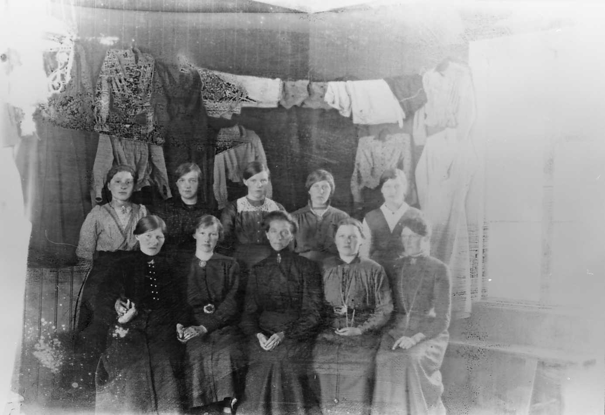 Peder J. Bredalslien, Gruppebilde, Kvinner.