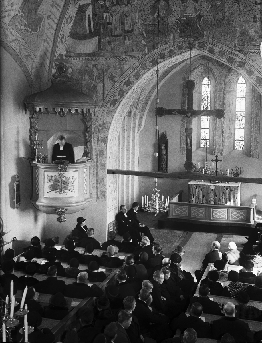Paul Sandberg, "Prosten Lindquist predikar i högmässan" vid återinvigningen av Viksta kyrka efter restaureringen