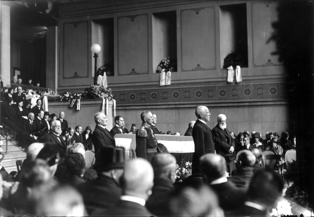 Hermann Christian Neupert, Fridtjof Nansen. Hans begravelse 17. mai 1930. Fra Søylehallen på Universitetet, Oslo. Hans kiste. Kranser. Æresgjester.