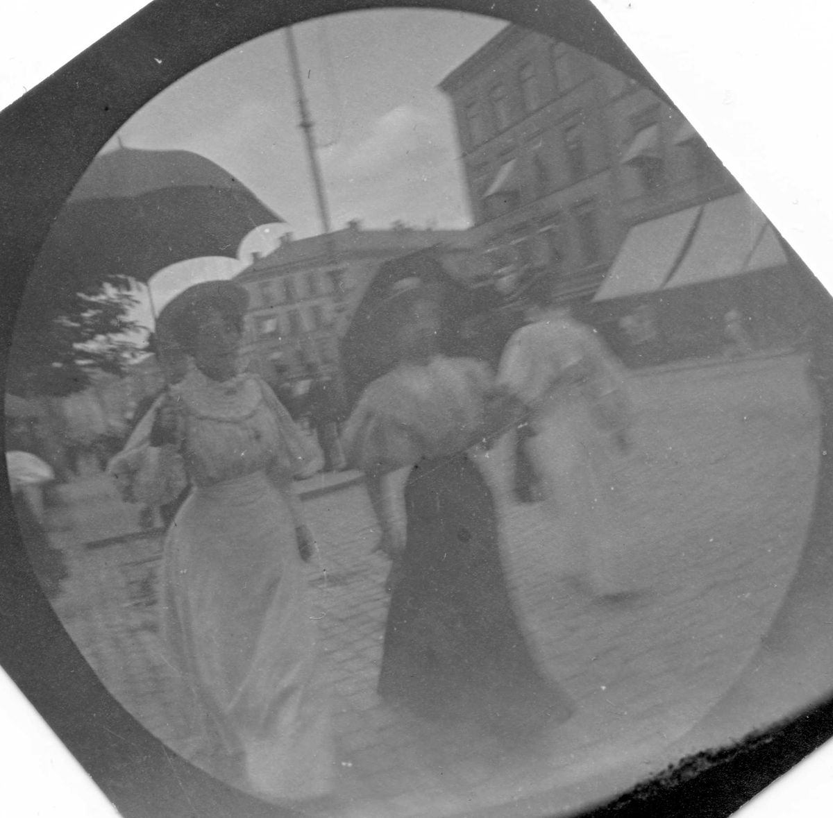 Fredrik Carl Mülertz Størmer, Mennesker på Karl Johans gate, Oslo. Frk. Aas og frk. Fyhn fremst i bildet.