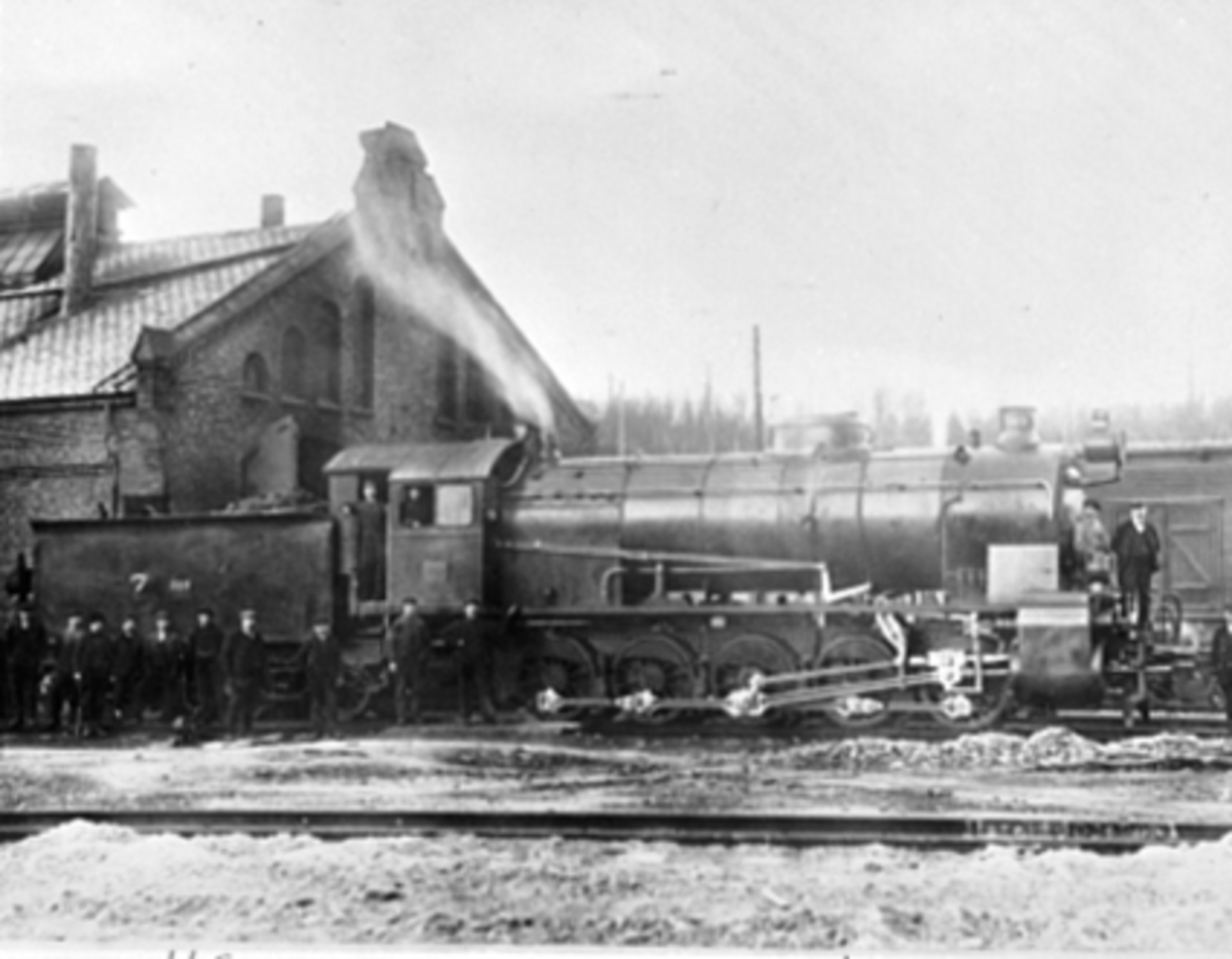 Anno Domkirkeodden, LOKOMOTIV NR. 169, 15 PERSONER SAMLET RUNDT LOKOMOTIVETJernbanemuseet nr. 3332.