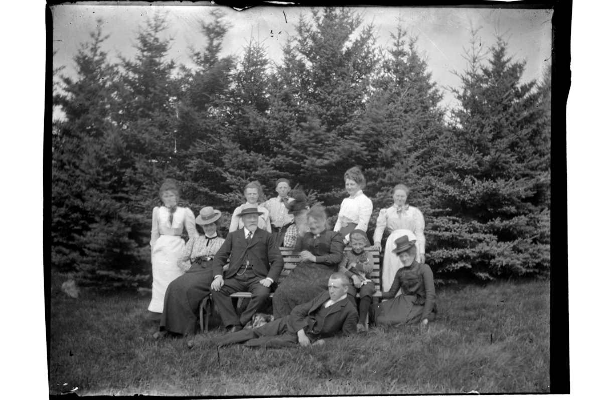 Rolf Sr. Sundt, Konsul Peter Sundt med fruen Anna og barn. Fotografert 1903-04.