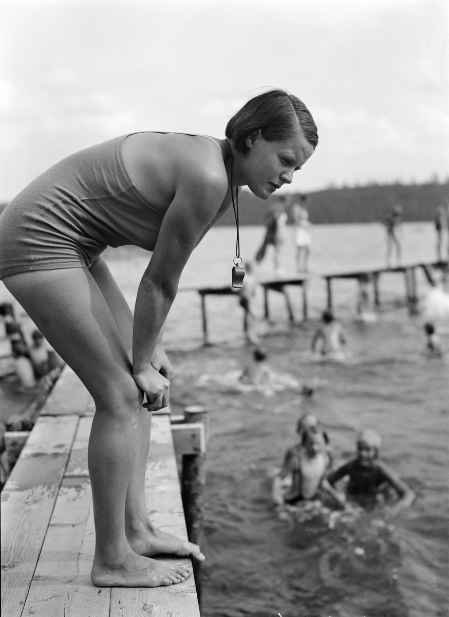 Paul Sandberg, Simlärarinnan Aina Ekstedt övervakar badande barn vid Lyssnaängsbadet, Graneberg