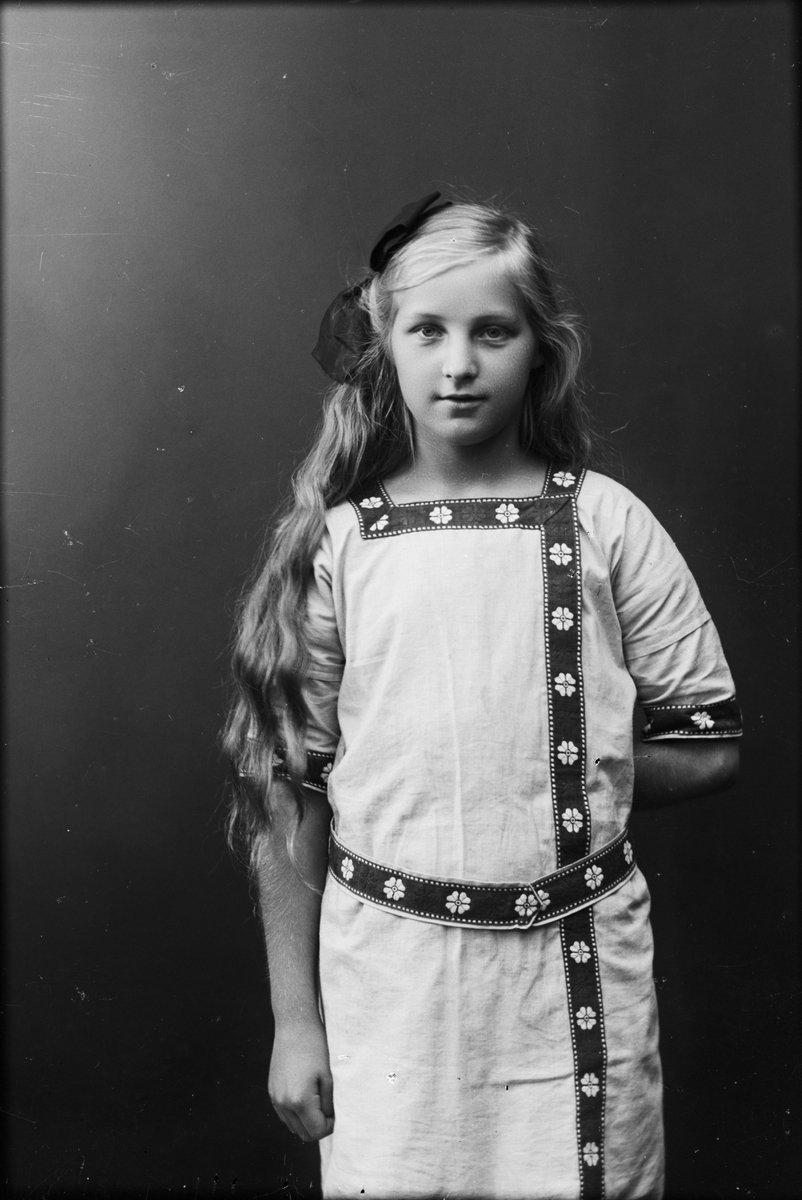 Skötsner-Edhlund, Ateljéporträtt - flicka, Östhammar, Uppland
