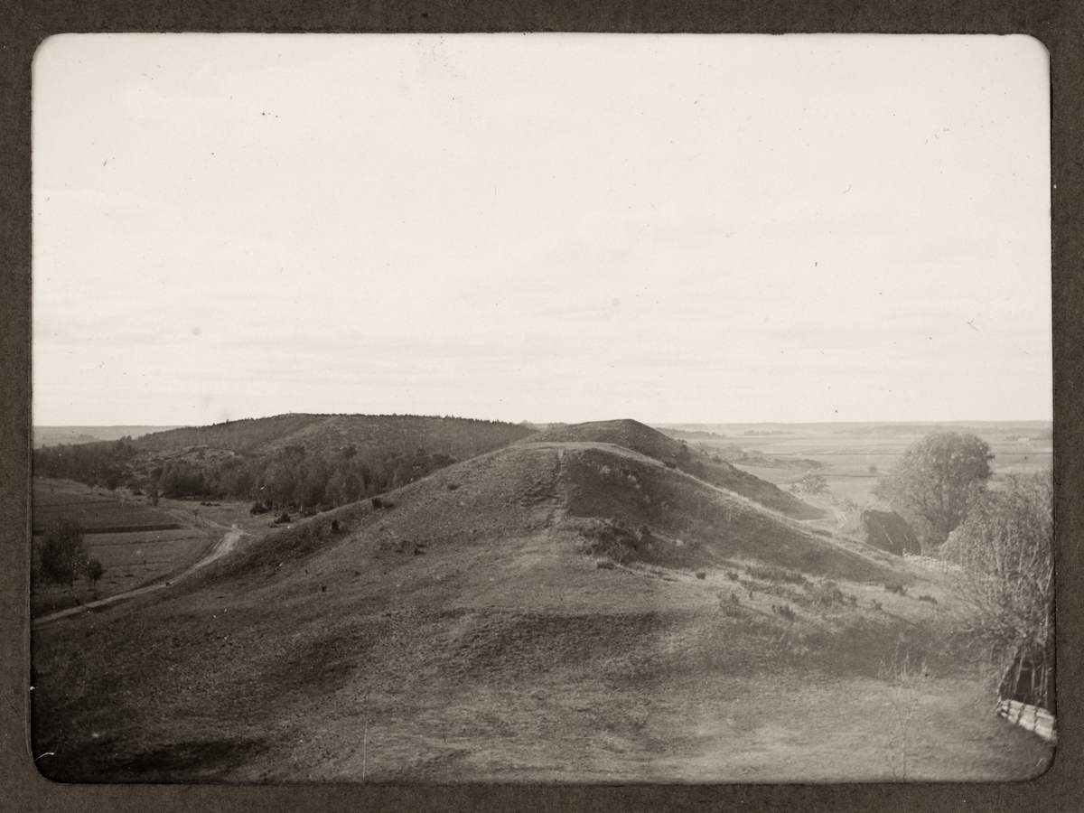 August Fredrik Schagerström, "Gamla Upsala, Frejs och Tors högar från Odens hög" 1914