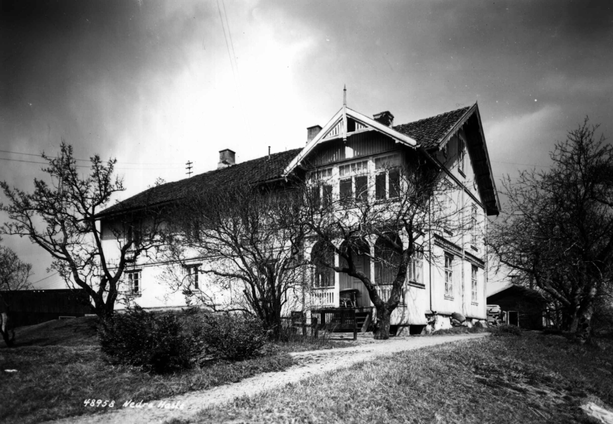 Anders Beer Wilse, Nedre Hasle gård, Oslo, Østre Aker. Våningshuset med glassveranda, sett fra hagen. Ant. det samme som Søndre.