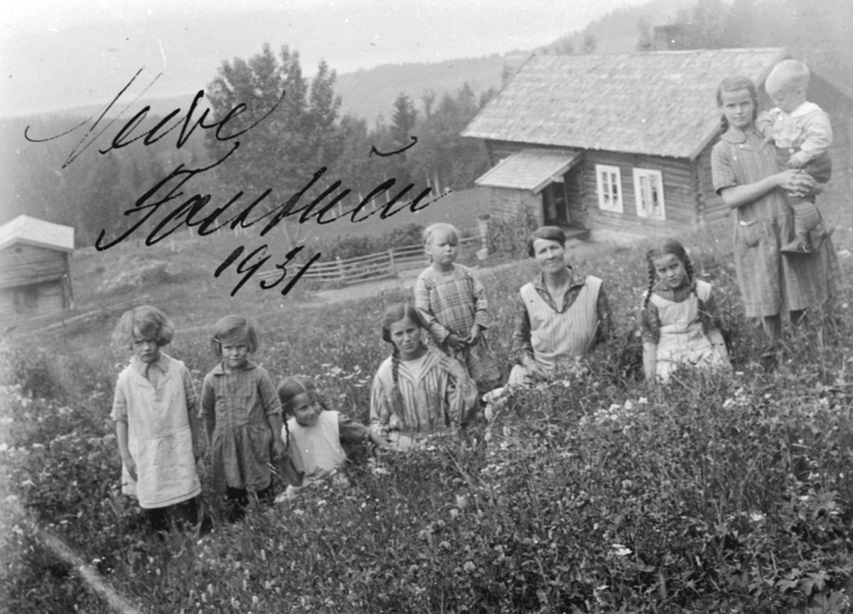 Anno Domkirkeodden, Familien Karlsen, mor og åtte barn på husmannsplassen Nedre Fosstuen, Moelv, Ringsaker. "Nedre Fosstugun" Ekteparet Karl og Oline Pedersen m/barna. F. v Karl Pedersen, Martha, Olaug, Agnes, Bertha, Peder, Sigrid, Kåre og Oline Pedersen