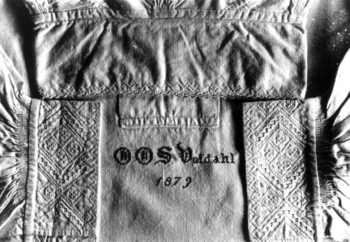 Anna Grostøl, Detalj av brodert brudgomsskjorte fra 1879. Rørosbygdene, Røros, Sør-Trøndelag.