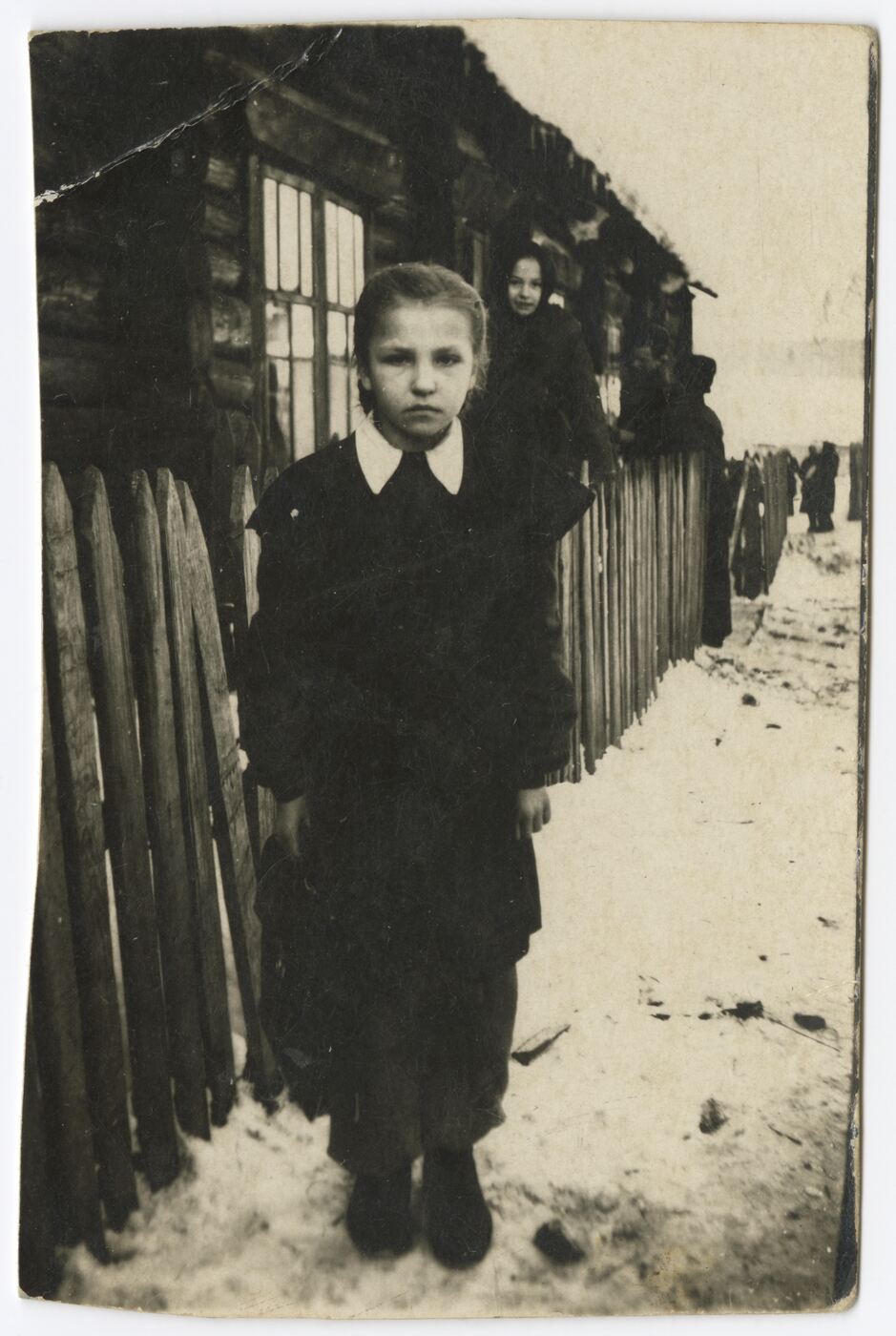 Nežinomas autorius, Gimnazistė Irutė prie namo, kuriame gyveno
