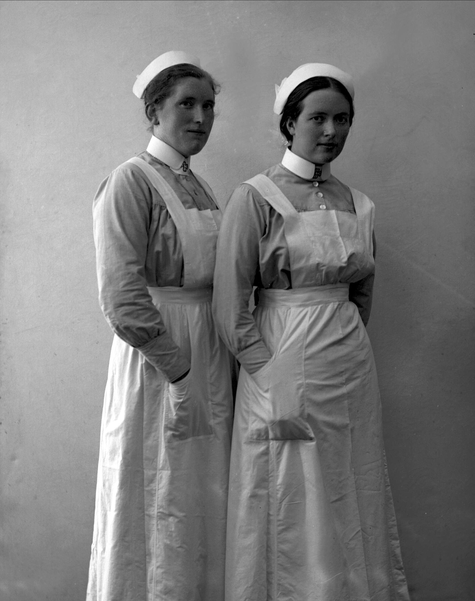 Gustav Borgen, Gruppeportrett, to sykepleiere. Søster Thora Næss.