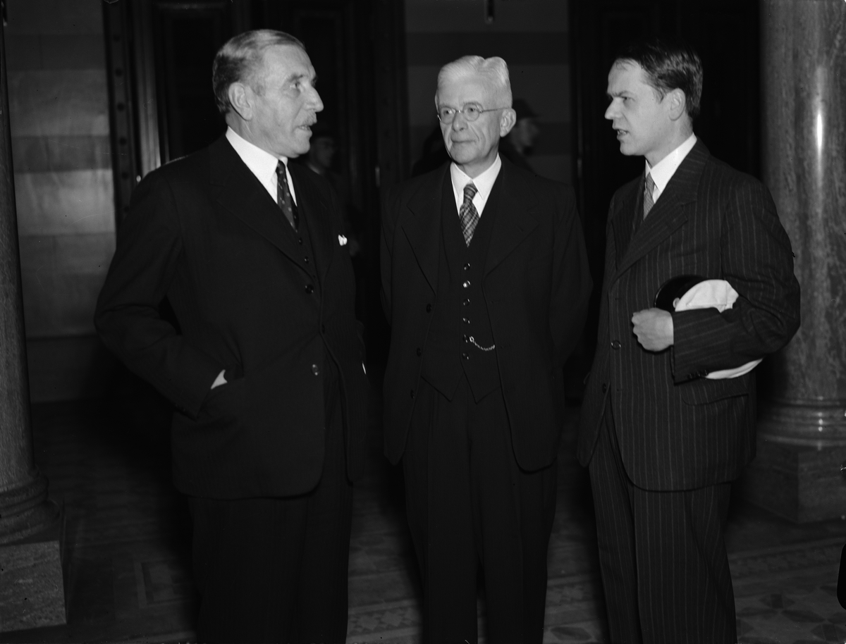 Paul Sandberg, "Recentiorsmottagning präglad av tidens allvar" - Uppsala universitets rektor Thore Engströmer, prorektor Nils von Hofsten och studentkårens ordförande docent Gunnar von Bahr, Universitetshuset, Uppsala oktober 1942