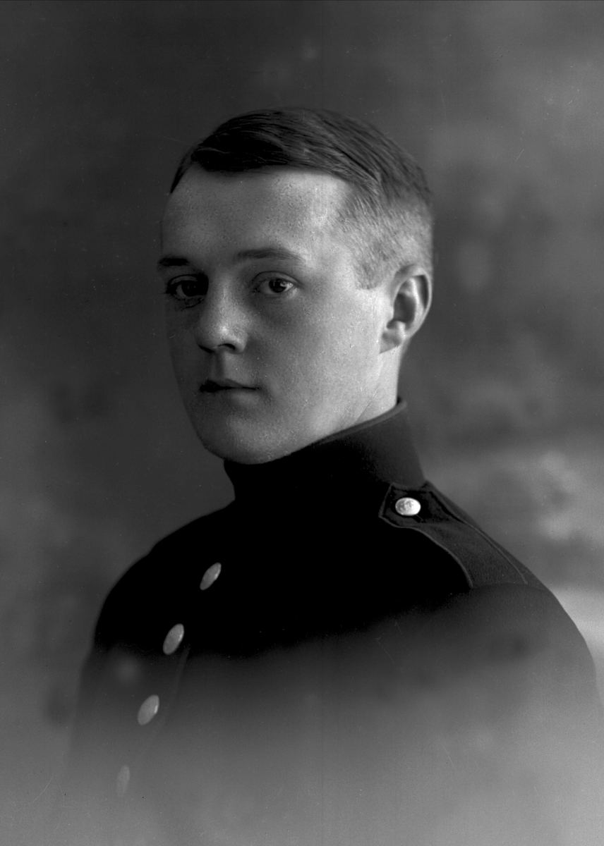 Gustav Borgen, Portrett, mann i kadettuniform.