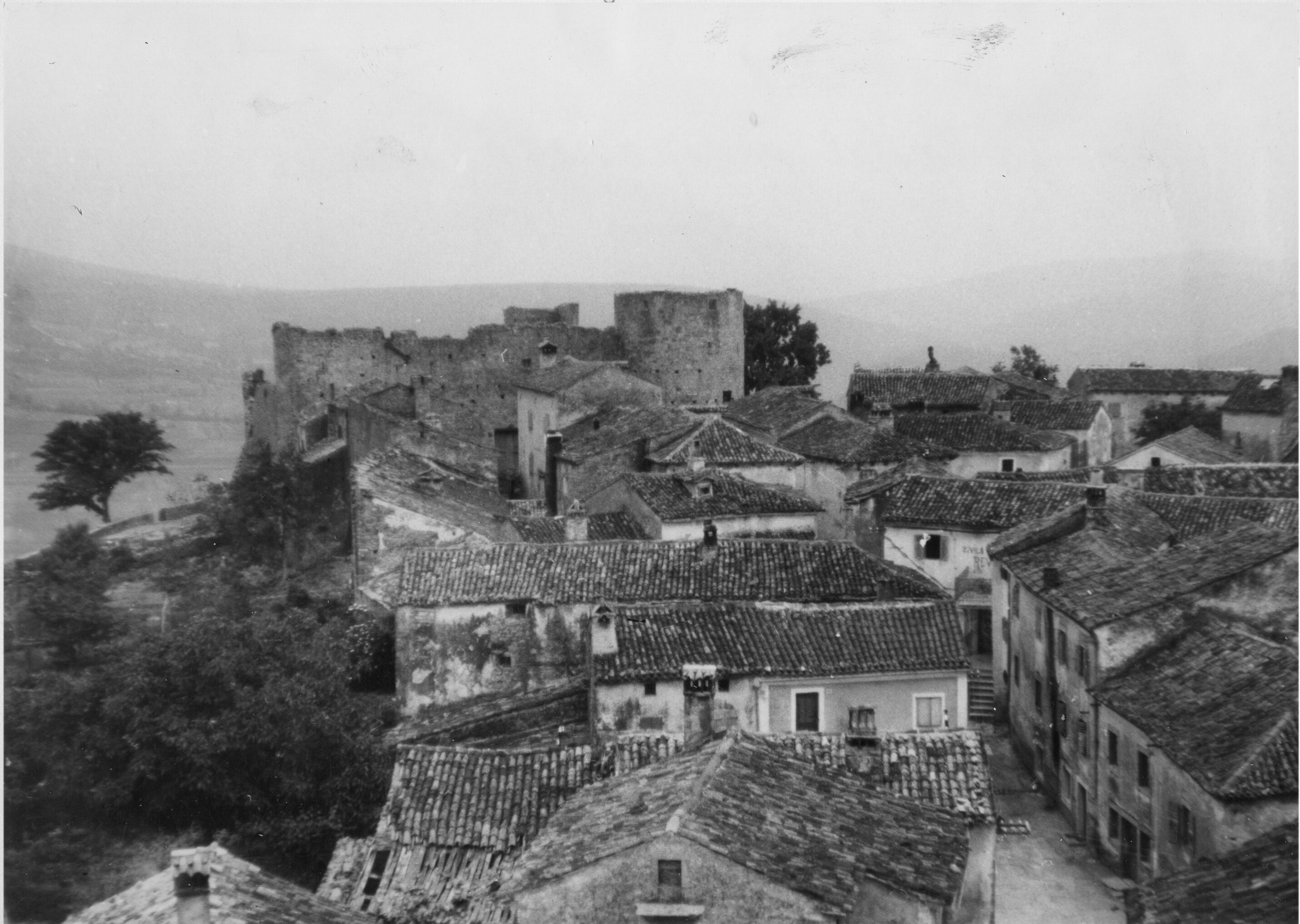 Branko Fučić, Boljun (Lupoglav), pogled na kaštel sa sjeverozapadne strane