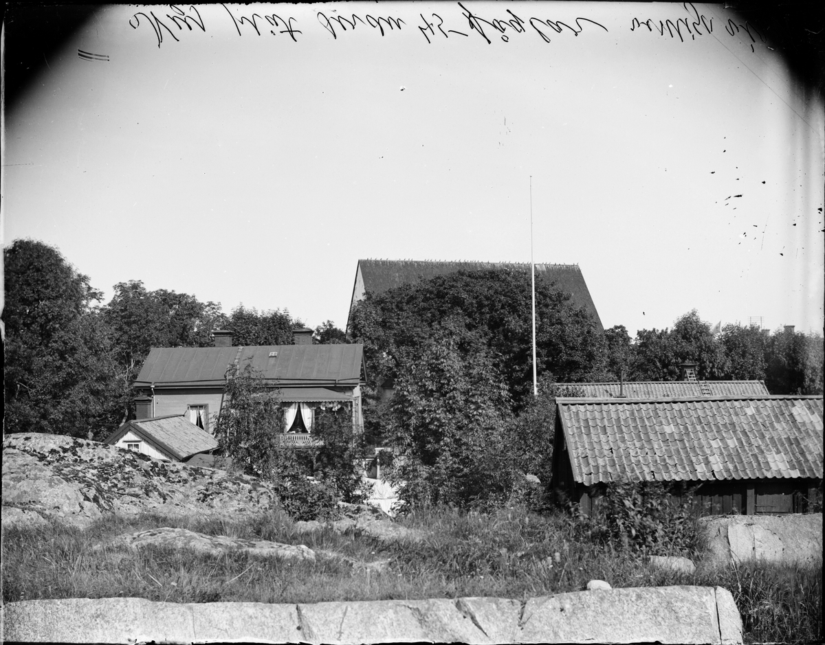 Skötsner-Edhlund, Residential building, economy building and birds on the roof, Kyrkogatan, Öregrund, Uppland