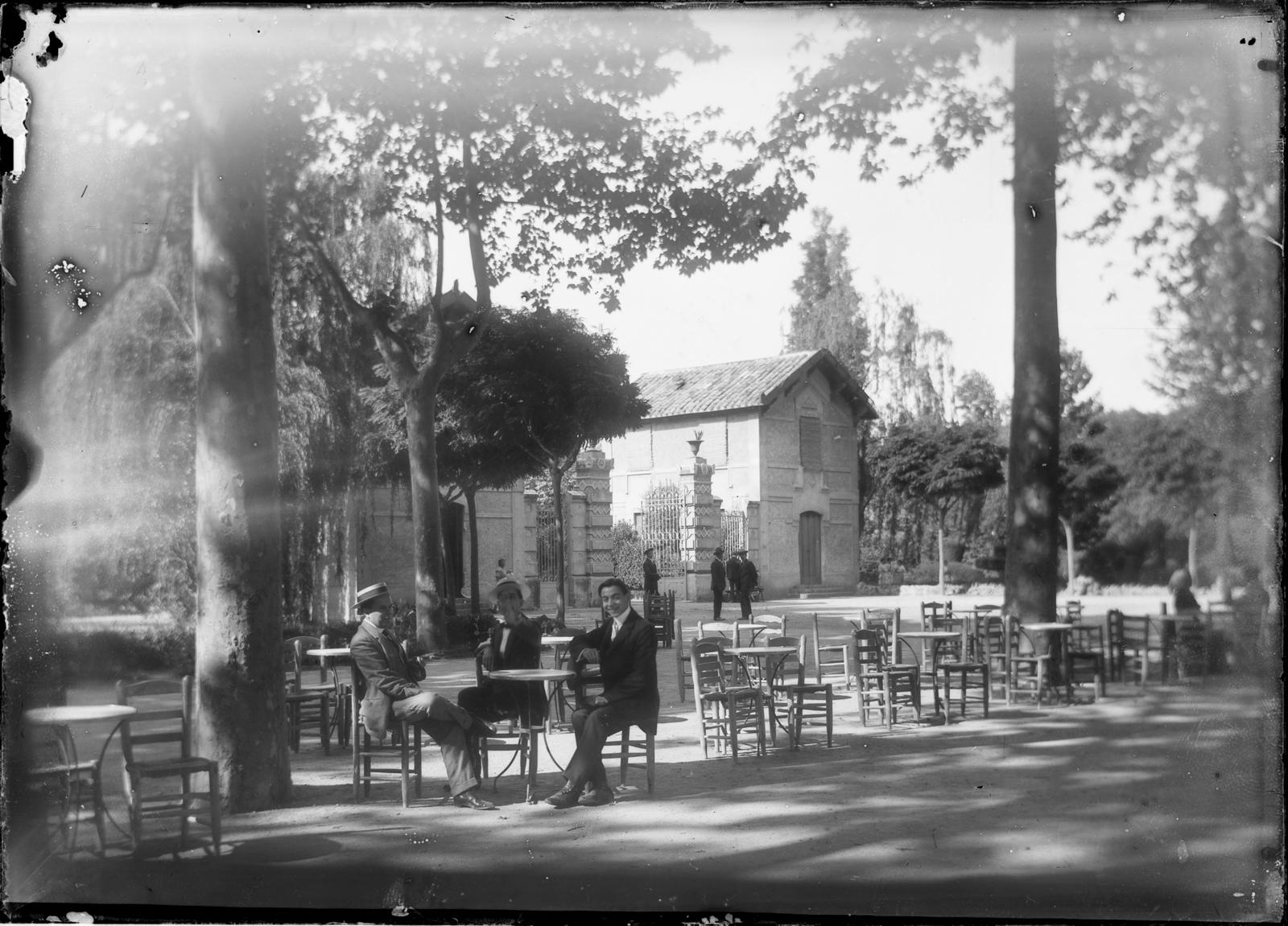 Desconegut, [Entrada als jardins de la Devesa]