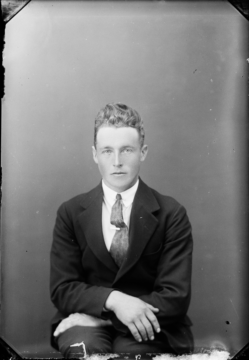 Skötsner-Edhlund, Ateljéporträtt - man, Östhammar, Uppland